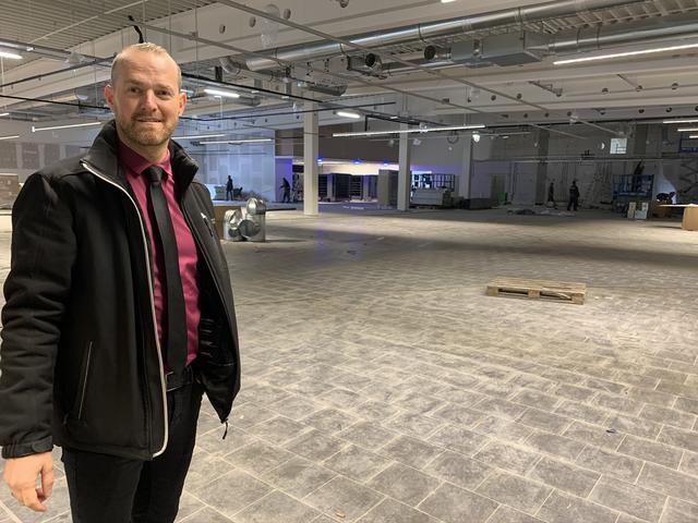 Marktleiter Heiko Tank steht im neuen Famila-Markt in Jesteburg. Noch wird überall eifrig gearbeitet, damit die Eröffnung am 28. November stattfinden kann