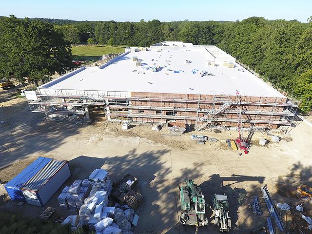 Beeindruckende Ausmaße: Der neue Famila-Markt am Rande Jesteburgs. Das Luftbild entstand Mitte Juli. Inzwischen sind die Arbeiten deutlich fortgeschritten | Foto: Fa. Karstens