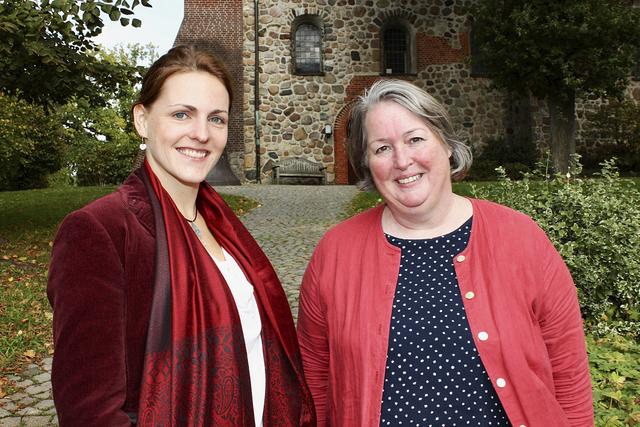 Pastorin Christina Wolf (li.) und Pastorin Martina Wüstefeld laden zu Friedensgebeten in die Mauritiuskirche