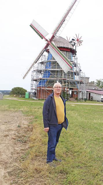 Vor dem für die Außenerneuerung eingerüsteten Bauwerk: Werner Borrée vom Eyendorfer Windmühlenverein