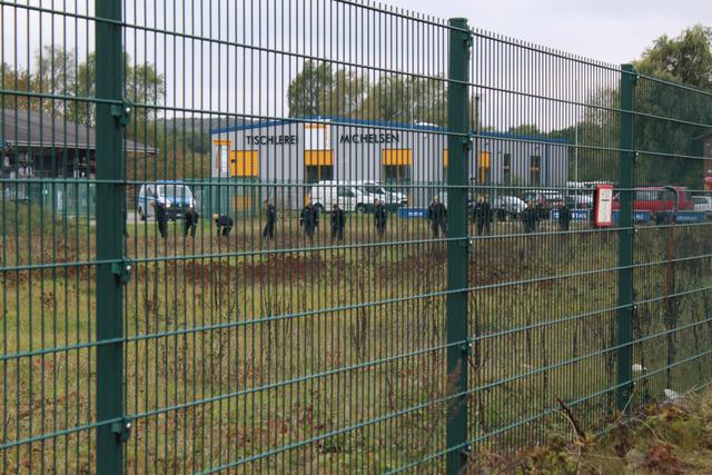 Die Polizisten durchsuchten das Gelände rund um die Flüchtlingsunterkunft in der Straße "Vor dem Bruch" | Foto: Lukas Lege