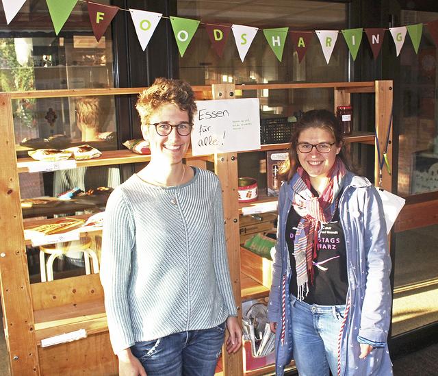 Die Regale werden regelmäßig von Theresa Lütje (li.) und Anna-Lena Passior sowie deren Mitstreitern kontrolliert