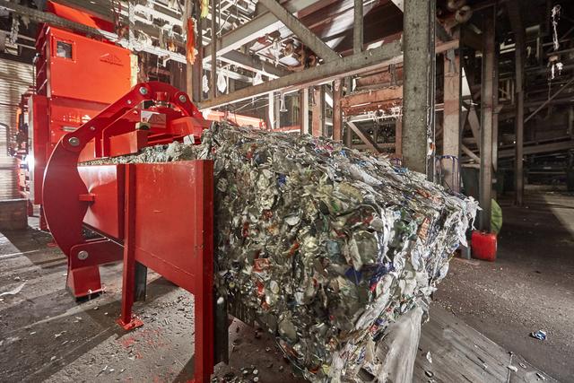 Am Ende werden die verschiedenen Stoffe zu Ballen gepresst | Foto: Veolia