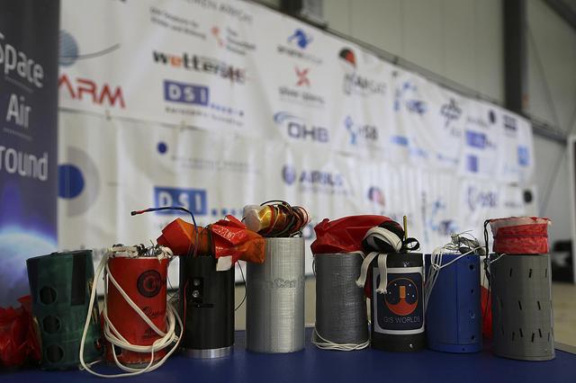 Vor dem Start: die Dosensatelliten der acht Final-Mannschaften