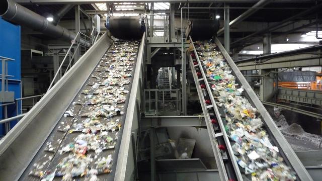 Über Förderbänder werden die Verpackungsabfälle zum Sortieren transportiert | Foto: Veolia