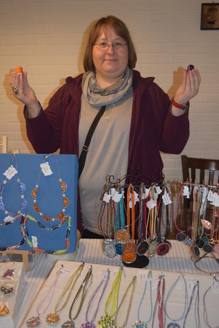 Sie macht Schmuck der besonderen Art an: Marion Brendel recycelt Kaffeekapseln und macht daraus Ketten, Anhänger und vieles mehr 