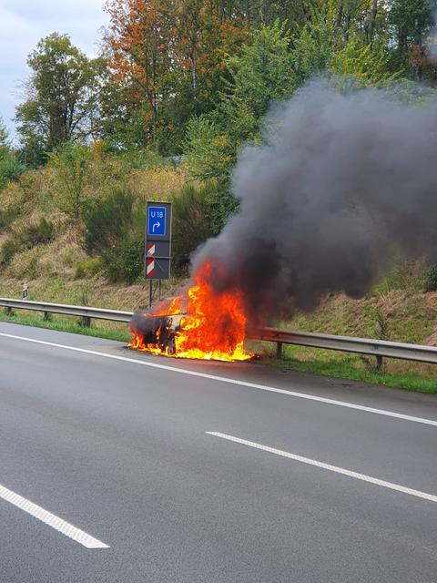 Endstation Seitenstreifen: Auf der A1 geriet ein Mini-Cooper in Brand