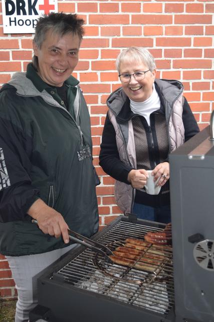 Sorgten für "Gaumenschmaus": Die DRK-Mitglieder Susanne Löhn (li.) und Ina Schröter 