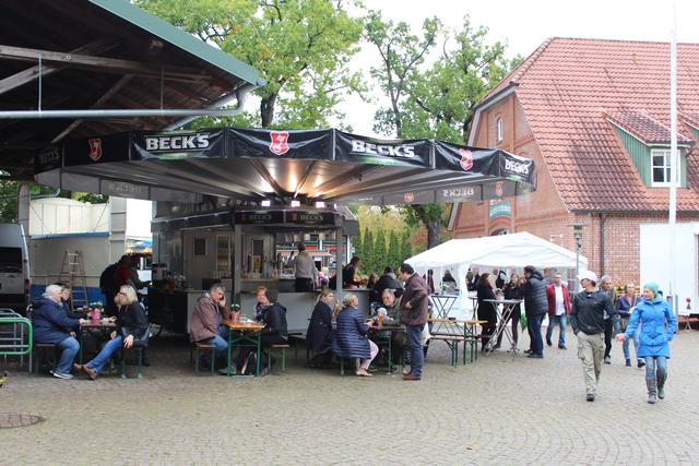 Geselligkeit war Trumpf: Viele Besucher nutzten den Herbstmarkt zum gemütlichen Klönschnack