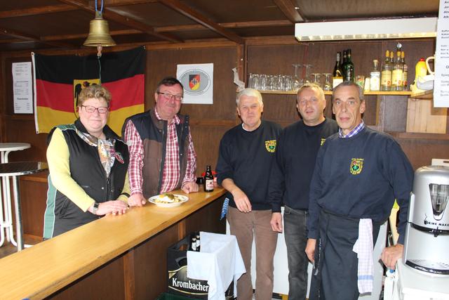 In der Bude der Reservistenkameradschaft Hanstedt: Vizepräsident Bernd Kuthe (v. re.) mit seinen Kollegen Christian und Henning sowie den Gästen Gerd und Astrid Rohr | Foto: ce