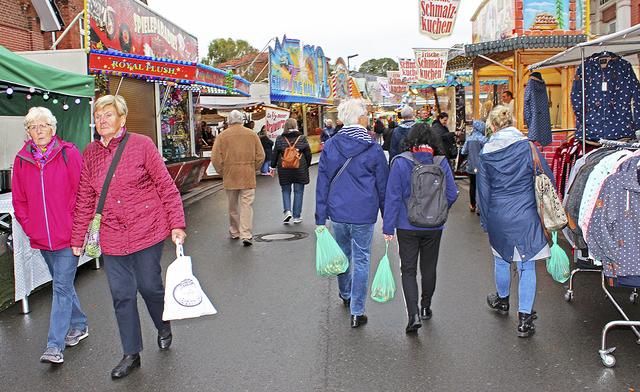 Schon am Vormittag kamen viele Besucher zum Bummeln auf den Markt | Foto: jab
