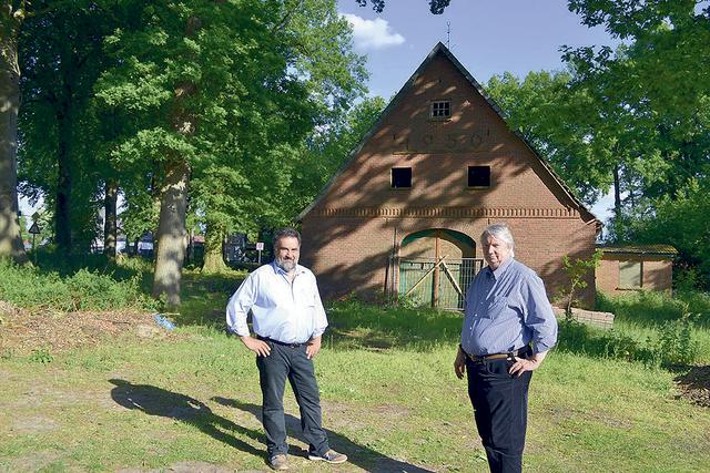 Reinhard Riepshoff (re.) und Ratsherr Hans-Jürgen Wiechern im Sommer 2015 auf der Fläche, auf der nun die Fachgeschäfte sind
