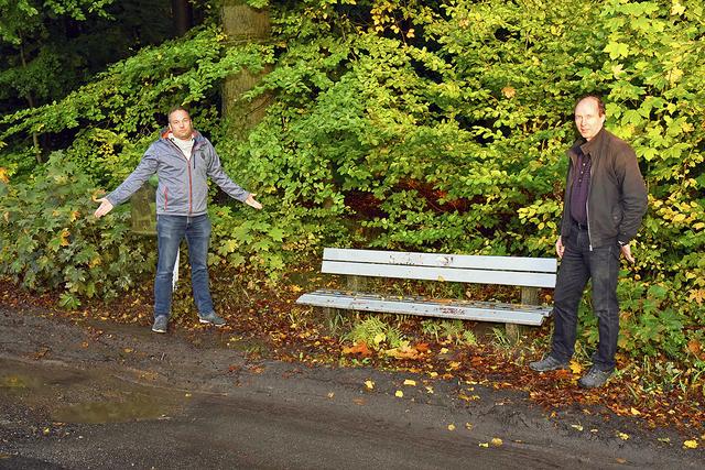 Ortsratsmitglied Timo Röntsch (li.) und Gemeinderatsmitglied Willy Klingenberg (beide Freie Wähler) zeigen: "So nah fahren Fahrzeuge an der Sitzbank vorbei"