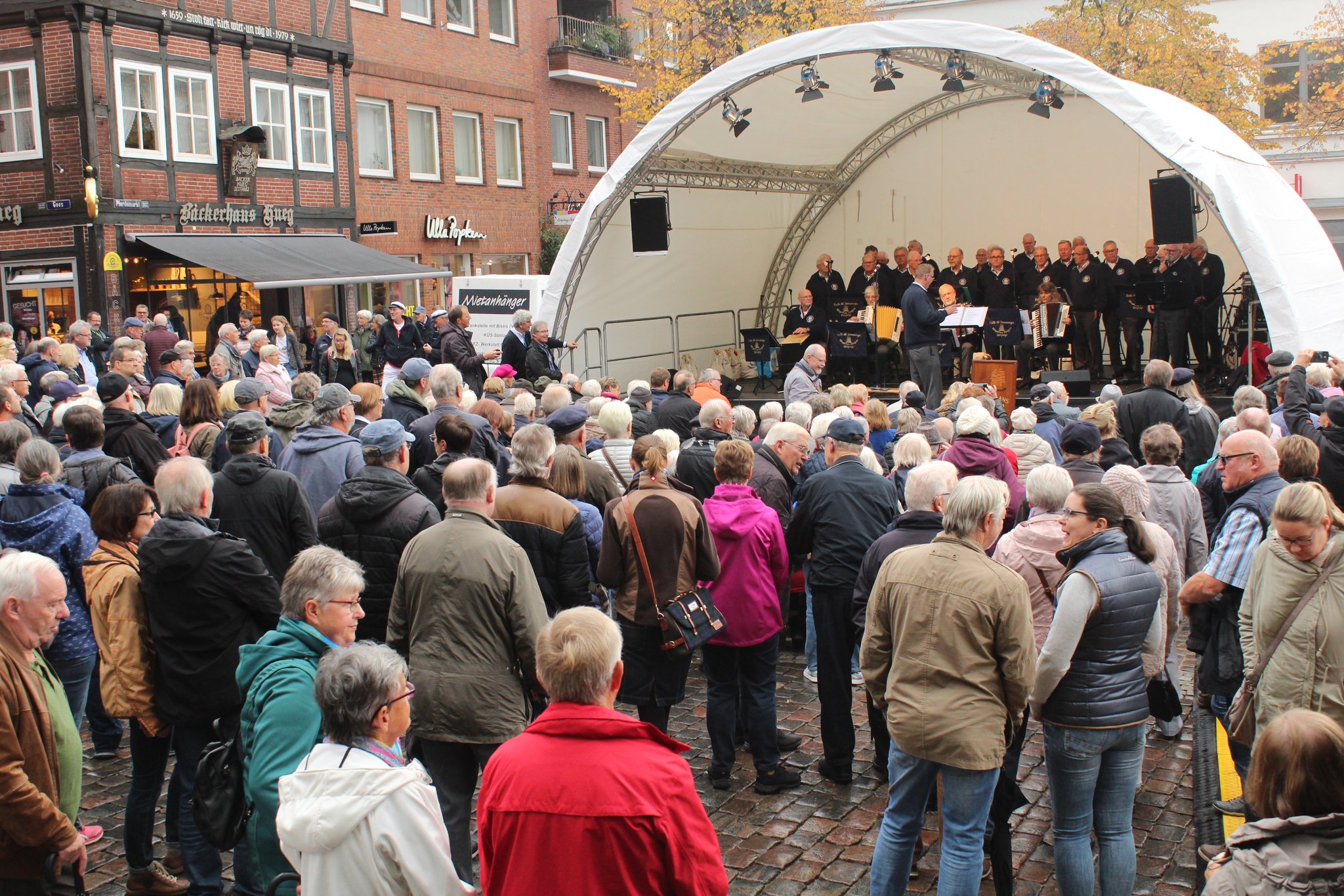 Tausende Besucher nutzen attraktive Angebote Shoppen, Shantys, Autos