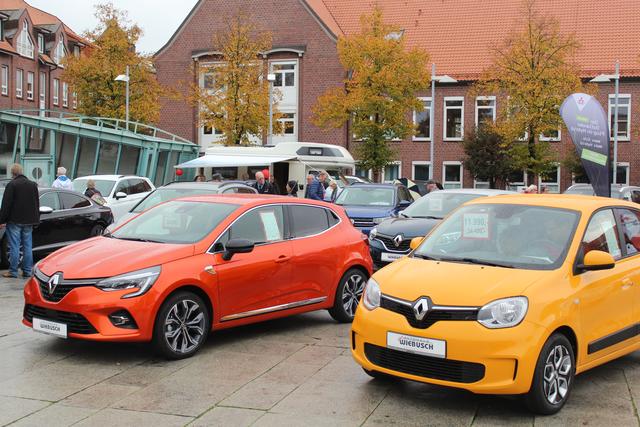 Tausende Besucher nutzen attraktive Angebote Shoppen, Shantys, Autos