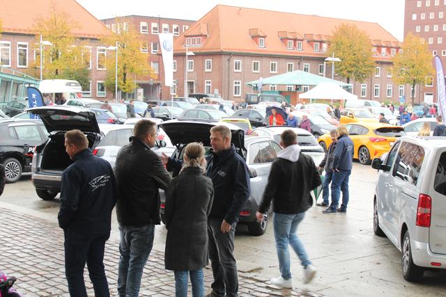Tausende Besucher nutzen attraktive Angebote Shoppen, Shantys, Autos