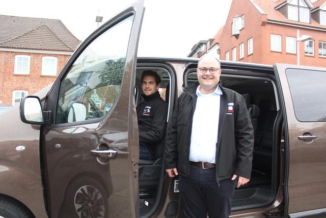 Mit dem Zafira Life präsentierten Arne Köncke (re.) und Sören Behrmann von Autohaus Cordes einen modernen Familienvan | Foto: ab