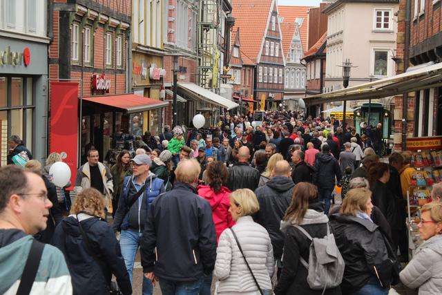 Tausende Besucher nutzen attraktive Angebote Shoppen, Shantys, Autos