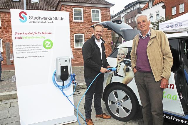 Beim Verkehrswendetag ließ sich Gerhard Schubricht von Stadtwerke-Mitarbeiter Marco Lunden zeigen, wie man ein E-Auto betankt | Foto: lt
