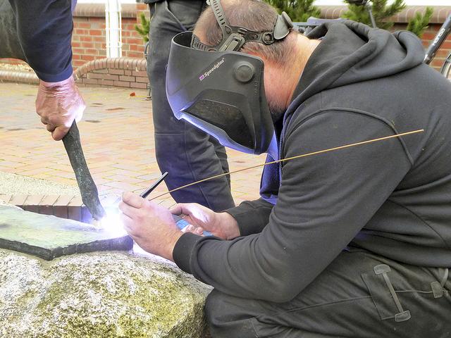 Sergej Michailov schweißt das Kunstwerk auf seinem Sockel fest
