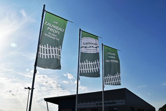Wo die  Fahnen wehen, findet sich "Ambiente Zaunbau" | Foto: Axel-Holger Haase