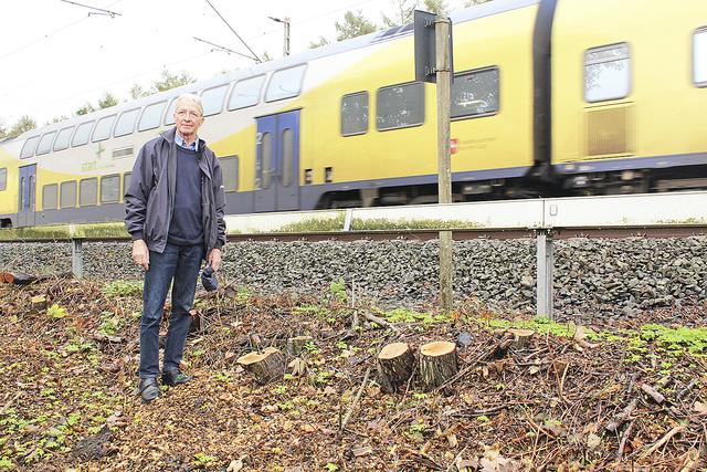 Er wohnt in unmittelbarer Nähe der Bahngleise: Walter Tams neben den Stümpfen der abgeholzten Hecke in Heitmannshausen