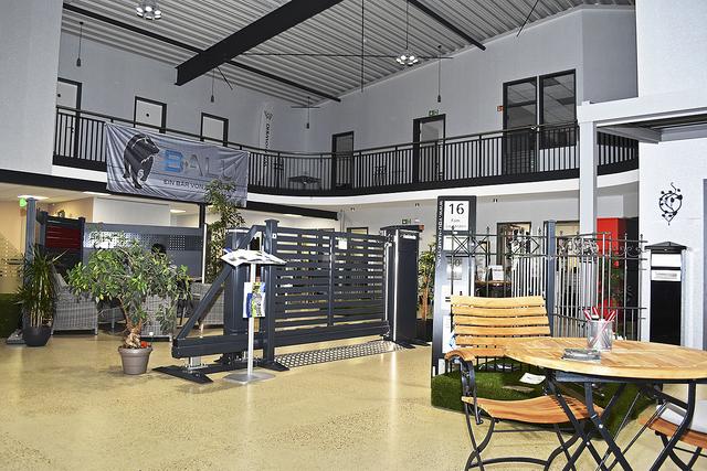Im Gebäude präsentiert das Team von Ambiente Zaunbau viele Produkte wie Zäune, Terrassenüberdachungen und vieles mehr | Foto: Axel-Holger Haase