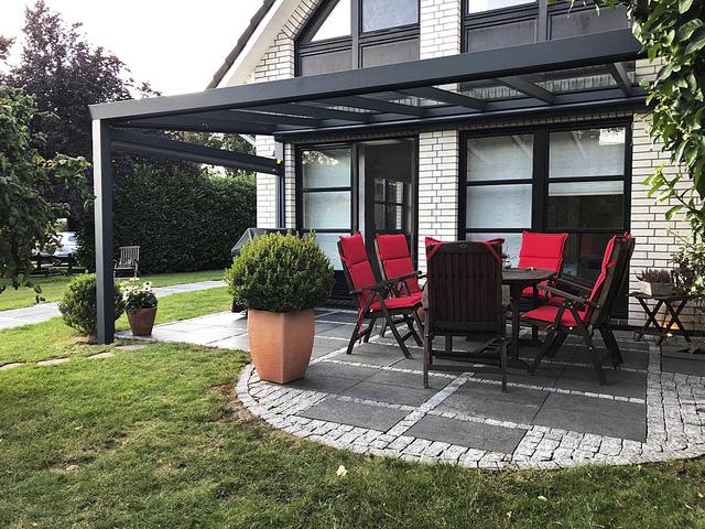 Die Terrassenüberdächer erhöhen den Wohnwert