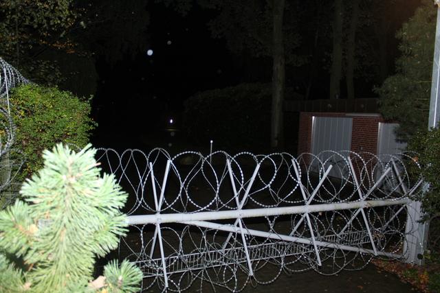 Das mit Natodraht abgeriegelte Gelände des Labors | Foto: ab