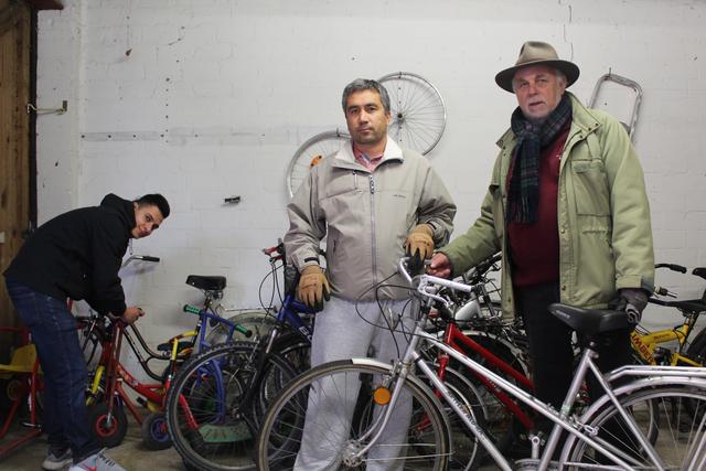 Rund 25 Zweiräder warten auf Reparatur und Vermittlung. Doch jetzt gehen Jhon Entralgo (v.li.), Mohammed Rahimi und Matthias Drews erst aml in die Winterpause | Foto: ab