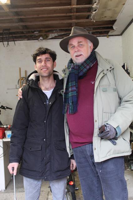 Matthias Drews (re.) hat die Farradreparatur vor vier Jahren ins Leben gerufen. Mirweus Niazi ist seitdem dabei | Foto: ab