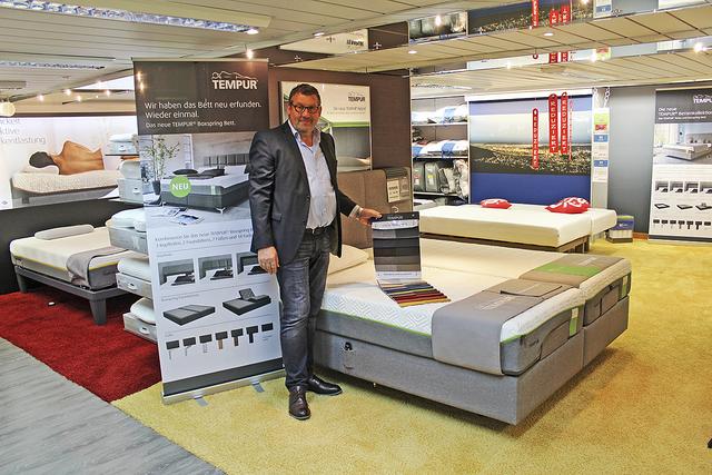 In seinem Bettenstudio zeigt Inhaber Klaus Mügge hochwertige Schlafsysteme von Tempur für einen erholsamen und gesunden Schlaf Fotos: wd