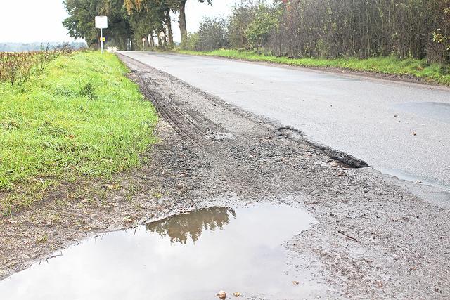 Autofahrer müssen aufpassen: Am Verbindungsweg zwischen Fredenbeck und Wedel sind die Seitenräume stark beschädigt