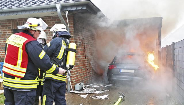 Der Pkw erlitt durch den Brand einen Totalschaden