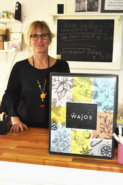Andrea Simon mit einem speziellen Adventskalender von "Wajos", der Pesto, Gewürze und Senf beinhaltet | Foto: Axel-Holger Haase