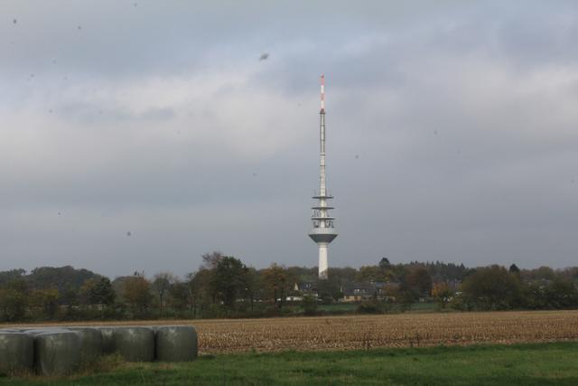 So kennen die Langenrehmer ihren Funkturm. Kurz nachdem diese Aufnahme entstand, wurde die Turmspitze abgebaut