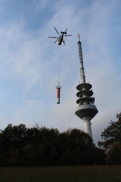 Die Turmspitze wurde auf der Grünfläche neben dem Bauwerk abgelegt