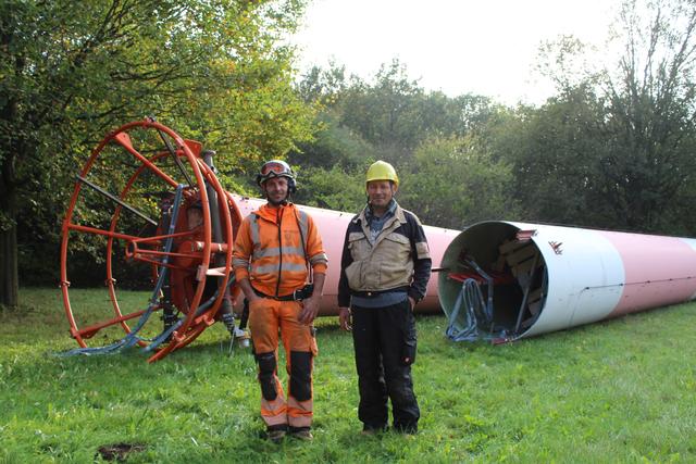 Alles ist reibungslos gelaufen: Flughelfer Martin Arnold (li., Heliswiss International) hat den Hubschrauber am Boden eingewiesen, Richtmeister Heinz Krämer hat den Abbau im Turm koordiniert