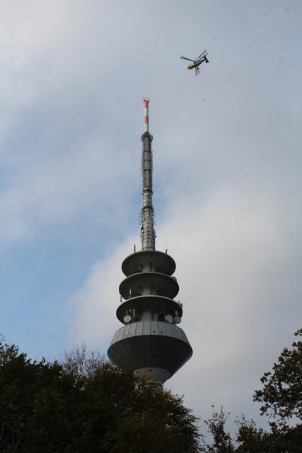 Die Spitze wird in das Seil des Hubschraubers eingehängt