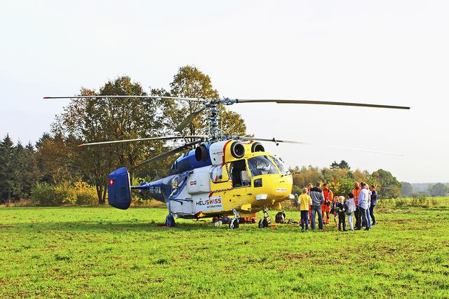 Die 22,5 Meter hohe Spitze wurde in zwei Teilen mit einem zweimotorigen Schwerlasthubschrauber, einem Kamov KA-32, abgebaut