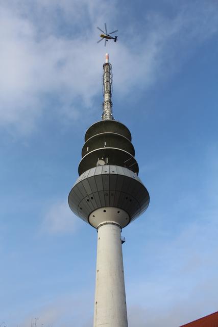 In einem zweiten Schritt wird der untere Abschnitt der Spitze am Hubschrauber befestigt...