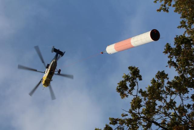 Die rote Leiter im Inneren der Turmspitze ist gut zu sehen