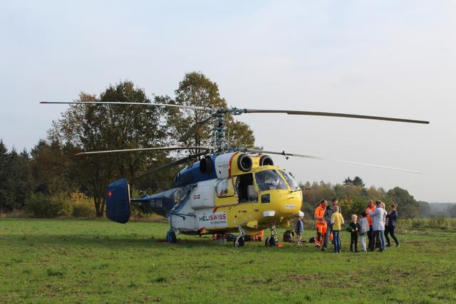 Beeindruckend: Der Hubschrauber Kamov KA 32 A12 HB-XKE
ist ein leistungsfähigster Schwerlasthelikopter, zweimotorig, mit koaxialem Doppelrotorsystem.  Er kann ein Gewicht bis zu 5 Tonnen befödern