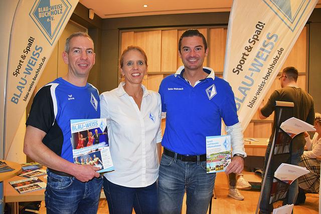 Andreas Häse (v. li.), Stefanie Reemts und Geschäftsführer Stefan Weihrauch am Blau-Weiss-Infostand
