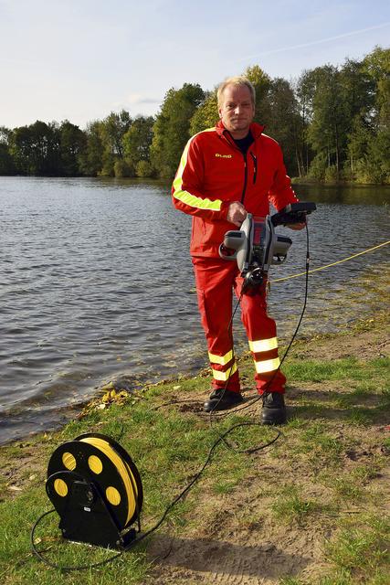 Sebastian Zelck zeigt am Ufer des Pulvermülenteichs den Tauchroboter