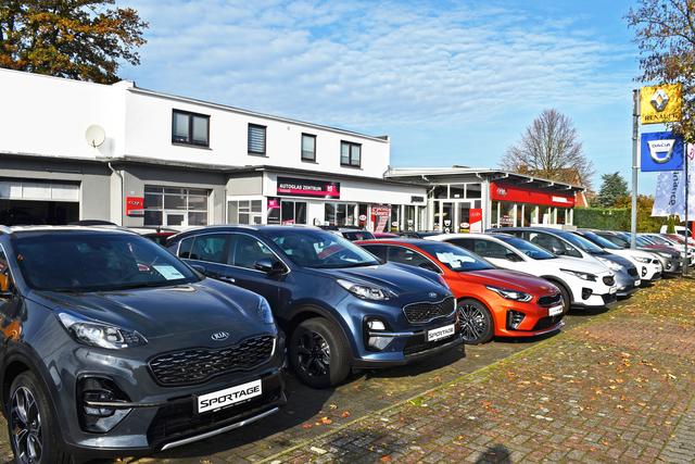 Das Autohaus John prägt die Bremer Straße mit seinen Fahrzeugen | Foto: Axel-Holger Haase