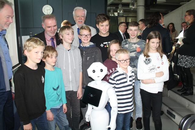 Die jungen Nutzer und die Spender auf einem Gruppenfoto