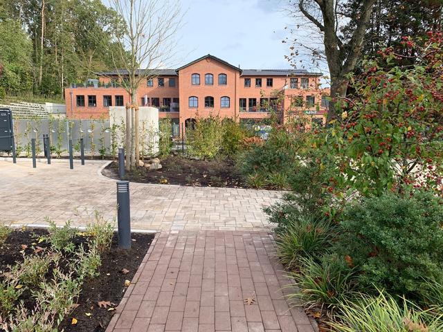 Und so sieht es von der anderen Seite aus. Der Weg endet an einem Beet.