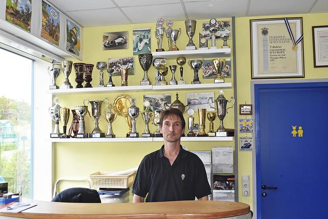 Die Pokale weisen auf die Erfolge von  Thomas Böttcher im Motorradrennsport hin | Foto: Axel-Holger Haase