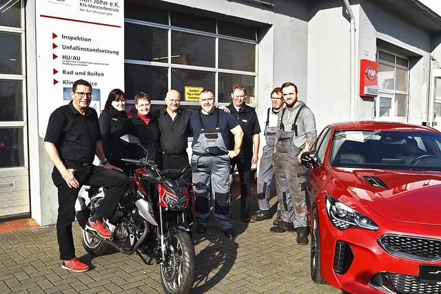Das Team des Autohauses John (v.li.): Karl Christian John, Stefanie Päsler, Ulrike Lüers (geb. John), Thomas Jürgens, Mirko Possiwan, Andreas Beduhn, Hans-Peter-Ritscher und Jan-Philipp Lau | Foto: Axel-Holger Haase